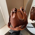 Borsa a secchiello marrone testurizzata coccodrillo con tracolla larga e manico - Marrone
