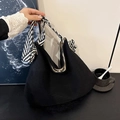 Sac fourre-tout plissé noir en forme de croissant avec poignées tissées rayées - Noir