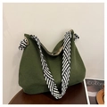Sac fourre-tout en velours côtelé vert foncé avec bandoulière rayée noire et blanche - Vert