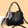 Elegante bolso de mano negro textura lichi con detalle de pañuelo y herrajes oro - Negro