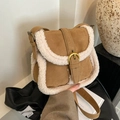 Borsa a tracolla in pelle scamosciata marrone con finiture in pile e fibbia - Cachi