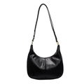 Bolso de hombro media luna negro minimalista en cuero brillante con hebilla dorada - Negro