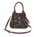 Leopardenmuster Kunstfell Umhängetasche mit braunen Ledergriffen und goldenem Logo - Braun-Gelb Leopard