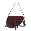 Borsa a sella bordeaux con patta opaca e due tracolle su sfondo bianco nitido - Rosso