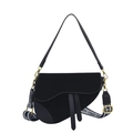 Borsa a sella nera con ampia tracolla jacquard e patta in pelle dal design sobrio - Nero