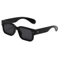 Gafas de sol cuadradas negras clásicas con tachuelas plateadas y lentes grises unisex - Montura Negra Lente Gris