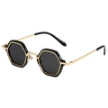 Eleganti occhiali da sole esagonali in metallo oro-nero con lenti scure in vista a 45 gradi - Montatura Oro Bordo Nero Lente Grigia