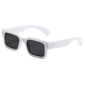 Lunettes de soleil carrées blanches élégantes avec verres gris foncé et rivets en métal - Monture blanc plein verres gris