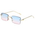 Randloze modezonnebril met blauw-roze verloopglazen en slank goudkleurig metalen frame - Gouden Frame Blauw naar Roze Gradiënt