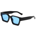 Lunettes de soleil carrées noires avec verres bleus transparents, vue à 45 degrés - Noir Brillant Bleu