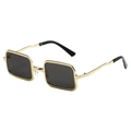Lunettes de soleil rétro à monture métallique dorée texturée et verres foncés sur fond blanc - Or/Gris