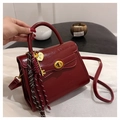 Detail of burgundy vintage Kelly handbag with gold lock and decorative heart keychain - Without Pendant / Burgundy
