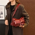 Sac à bandoulière moto rouge foncé avec fini brillant et multiples poches pratiques - Bordeaux