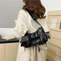 Sac moto noir brillant à poches multiples porté avec un trench beige pour un style chic - Noir