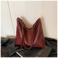 Detail of burgundy tote bag with leather texture, gold chain and long shoulder strap - Burgundy