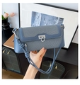 Borsa a tracolla blu con cuciture in pelle e chiusura metallica a U in argento - Blu