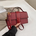 Borsa a mano in pelle intrecciata rosso scuro con fibbia dorata e tracolla sottile - Rosso