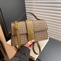 Borsa a spalla intrecciata verde oliva con fibbia dorata e tracolla regolabile - Cachi