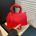 Bolso bandolera rojo con asa metálica artística y detalle de costura elegante - Rojo