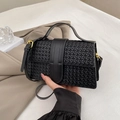 Borsa a tracolla nera intrecciata con manico e chiusura in metallo dorato da donna - Nero