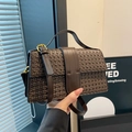 Borsa a tracolla intrecciata testa di moro con cinturino regolabile e finiture dorate - caffè
