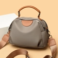 Taupefarbene Nylon-Schultertasche mit braunen Kontrasten und breitem Stoffgurt - Khaki