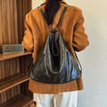 Zaino vintage nero in ecopelle con cerniere metalliche per l'uso quotidiano - Nero