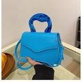 Bolso bandolera azul eléctrico con asa metálica única y diseño de solapa estructurada - Azul