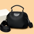 Minimalistische schwarze Nylontasche mit Lederbesatz und breitem Schultergurt - Schwarz
