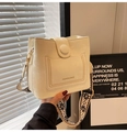 Beige Beuteltasche mit Ethno-Breitgurt und hochwertiger PU-Leder-Optik im Korea-Stil - Weiß