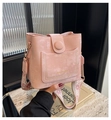Rosa mattierte Beuteltasche mit breitem Ethno-Webgurt und goldenen Metallbeschlägen - Rosa