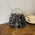 Graue Eimertasche aus Kunstpelz mit Leopardenmuster, Silbergriffen und Kettenquasten - Schwarz
