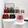 Minimalistische Handtasche mit Krokodilprägung in sieben verschiedenen Winterfarben - Braun