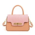 Borsa in pelle PU rosa con patta intrecciata a spina di pesce e chiusura dorata - Cachi