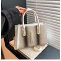 Borsa a tracolla grigio sfumato con trama coccodrillo 3D e dettagli in metallo dorato - Bianco