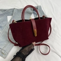 Burgunderrote matte Handtasche aus Wildlederimitat mit goldener Schnalle und Gurt - Burgunderrot