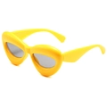 Retro Katzenaugen Sonnenbrille mit dickem gelbem Rahmen und grauen Gläsern in 45-Grad-Ansicht - Gelber Rahmen Graue Gläser