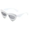 Lunettes de soleil œil de chat blanches épaisses avec verres gris foncé et monture large - Monture blanc plein verres gris