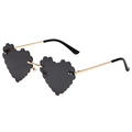 Trendy hartvormige zonnebril met geschulpte randen en een goudkleurig metalen frame - Gouden Frame Grijze Lens