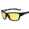 Mattschwarze Sportsonnenbrille mit gelben Gläsern in einer 45-Grad-Seitenansicht - Schwarzer Rahmen Gelbe Gläser