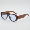 Gafas de sol aviador retro con montura marrón translúcida y lentes azul claro en ángulo de 45° - Montura Té Lentes Azules