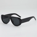 Gafas de sol aviador negras clásicas con montura gruesa y patillas anchas en vista lateral - Montura Negra Lente Gris
