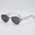 Occhiali da sole vintage cat-eye con montatura grigio trasparente e dettagli a T dorati - Montatura Grigia Lenti Grigie
