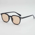 Retro Sonnenbrille mit rundem schwarzen Rahmen, hellbraunen Gläsern und Metalldetails - Schwarzer Rahmen Tee Gläser