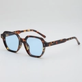 Lunettes de soleil oversize écaille avec verres bleu clair et rivets métalliques - Monture Écaille Verres Bleus