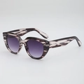 Occhiali da sole cat-eye oversize con montatura marmorizzata e lenti viola sfumate - Montatura a Righe Lenti Grigie Sfumate