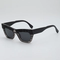Gafas de sol retro cat-eye con montura texturizada negra y gris vista en ángulo de 45 - Marco de Rayas Grises