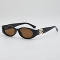 Lunettes de soleil ovales noires rétro avec verres bruns et détails dorés, angle 45° - Monture Noire Verres Thé
