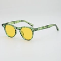 Retro groene marmeren zonnebril met gele glazen en zilverkleurige accenten op het frame - C2 Groen Marmer Montuur Gele Glazen