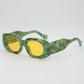 Lunettes de soleil rectangulaires rétro, monture marbre vert et verres jaunes, vue de côté - Monture Marbrée Verte Verres Jaunes